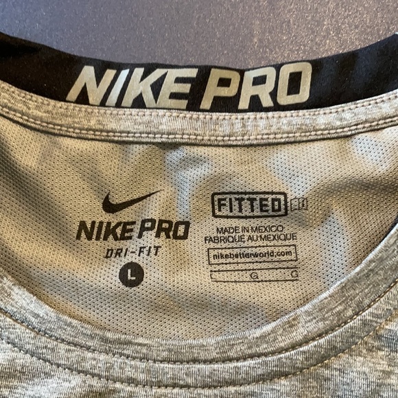 Large Nike Pro fitted shirt - Picture 2 of 3
